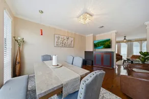 Sun-Drenched 4BR Midtown Oasis, Private Parking - Image 5
