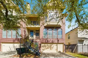 Sun-Drenched 4BR Midtown Oasis, Private Parking - Image 2