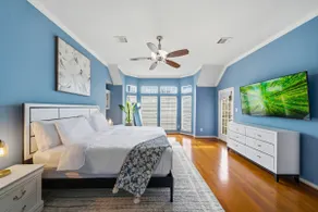 Sun-Drenched 4BR Midtown Oasis, Private Parking - Image 3