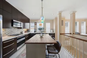 Sun-Drenched 4BR Midtown Oasis, Private Parking - Image 4