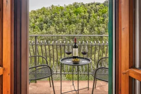 Bright Tuscany Apartment with view, balcony, A/C - Image 4