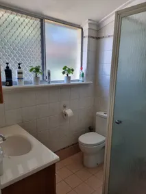 Spacious Garden Apartment Near Park - Image 5