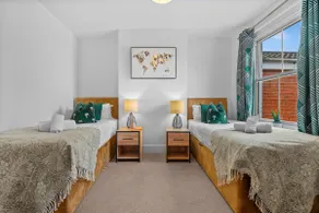 4BR Stylish Southampton City Centre Luxe House - Image 3