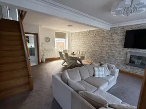 3 bedroom house in Blackwood with jacuzzi bath - Image 2