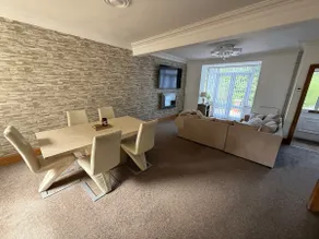3 bedroom house in Blackwood with jacuzzi bath - Image 4