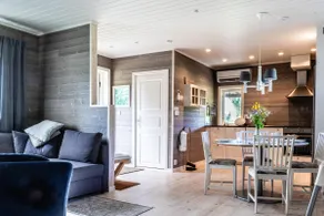 Cozy newly-renovated guest house with lakeside location. - Image 2