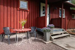 Cozy newly-renovated guest house with lakeside location. - Image 3
