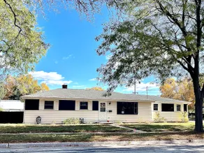 Near Lambeau • Fully Fenced Yard • Speakeasy • Sunroom • Cotton Candy Machine - Image 2