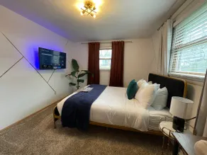 Near Lambeau • Fully Fenced Yard • Speakeasy • Sunroom • Cotton Candy Machine - Image 5