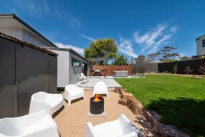 Kennington Beach Getaway with Spa - Image 3
