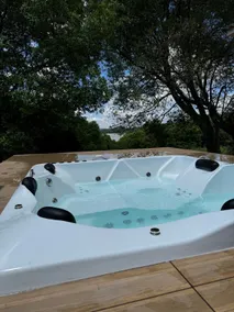 Luxury Country House with Giant Heated Jacuzzi - Image 2