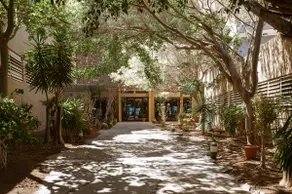 Exclusive 200 m² Luxury Beachfront Residence - Image 4