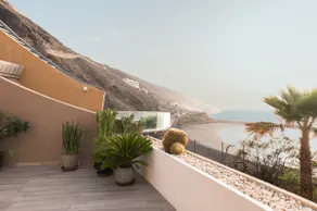 Exclusive 200 m² Luxury Beachfront Residence - Image 2