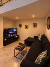 The Family Room: Wi-Fi, Netflix, 4K Smart TV, Chromecast - Image 2