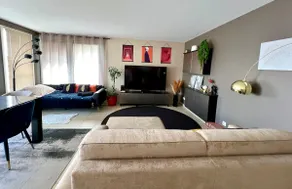 Stylish air-conditioned 2-bedroom apartment, terrace & pool table - Image 3