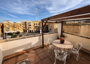 Birgu Square Townhouse, Rooftop & 3 Bathrooms - Image 3