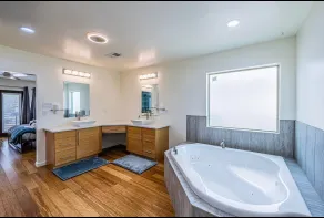 Modern 3 Bedroom in Foothills - Image 3