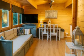Gorgeous Self-Contained Wooden Cabin - Old Windsor - Image 4