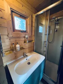 Gorgeous Self-Contained Wooden Cabin - Old Windsor - Image 2