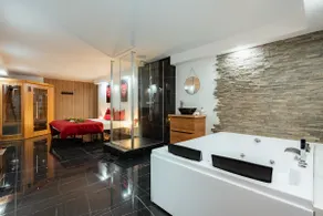 Romantic Suite with Private Spa & Sauna - Image 2
