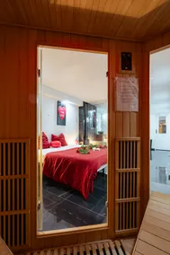 Romantic Suite with Private Spa & Sauna - Image 5