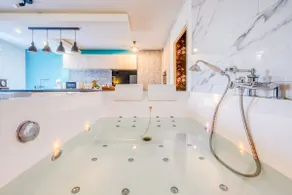 Private setting - Jacuzzi - Terrace - Bordeaux - Parking - Image 4