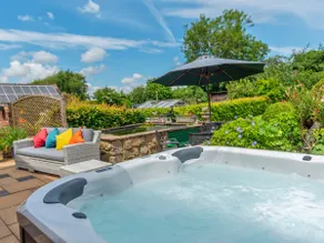 The Owl House - Hot Tub Adventures in Moreton - Image 2