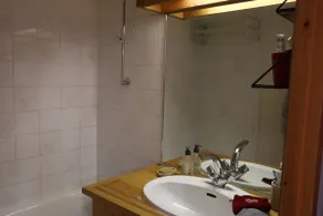 Studio cosy avec mezzanine, 27m², 2/3 pers, Équipé, Wifi, Balcon, Proche ski et commerces - Image 5