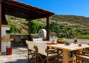 Sea-View Sunset Villa | High-Speed Wi-Fi - Image 4