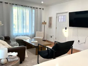 Huge duplex 6 beds & 3 baths & parking near NYC - Image 2