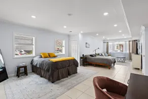 Huge duplex 6 beds & 3 baths & parking near NYC - Image 3
