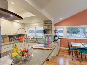 Lakeview Balcony 2BR for Outdoor Group Dining • AC - Image 3