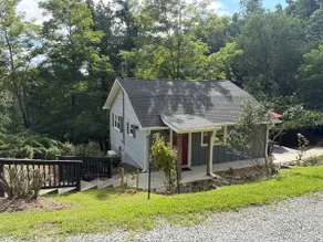 Newly Remodeled Cozy Downtown Cottage - Image 4