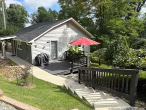 Newly Remodeled Cozy Downtown Cottage - Image 2