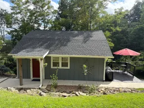 Newly Remodeled Cozy Downtown Cottage - Image 3