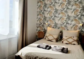 Cozy Palm Tree – Bohemian Apartment Near the Train Station - Image 3