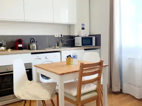 Cozy Palm Tree – Bohemian Apartment Near the Train Station - Image 5