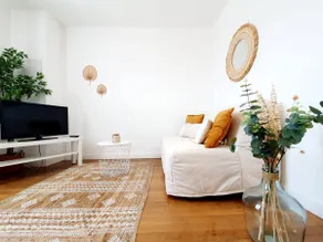 Cozy Palm Tree – Bohemian Apartment Near the Train Station - Image 4