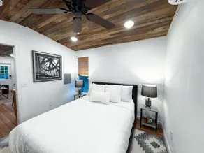 Little Black Cabin in the Oaks | Pets ok, Lake3Min - Image 2