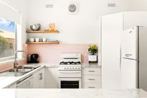 Charming Beach Bungalow w/ Garden & Free Parking - Image 3