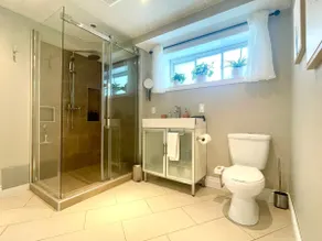 Cozy Apartment in Hull, 10min DT Ottawa w/ Parking - Image 4