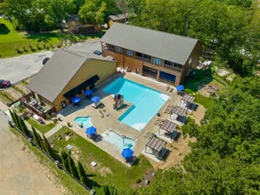 Kemper's Cabin by Silver Dollar City - Ideally Located - Image 2