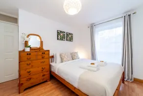 Bright 2BR flat off trendy Chiswick High Road - Image 2
