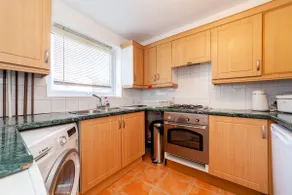 Bright 2BR flat off trendy Chiswick High Road - Image 5