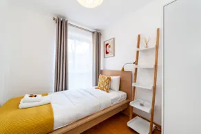 Bright 2BR flat off trendy Chiswick High Road - Image 4