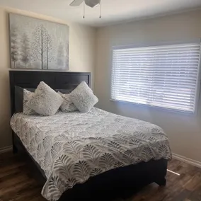 Snugy 2-BR, 1.5 BTH with free parking on premises - Image 5