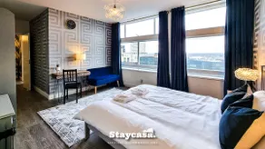 Modern City Centre Apt Stunning 18th Floor View - Image 3