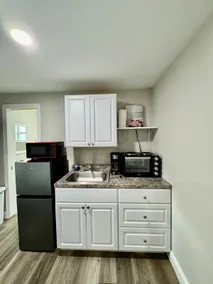 Spacious Studio Near the Beach • Pet Friendly - Image 5