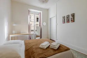 Large, bright 4 bedroom near the city center - Image 2