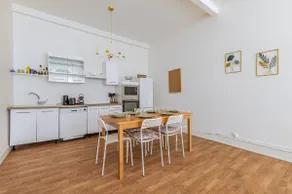 Large, bright 4 bedroom near the city center - Image 3